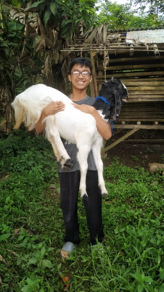 Gumilar Hayat Sampurna menggendong kambing sehat yakesma